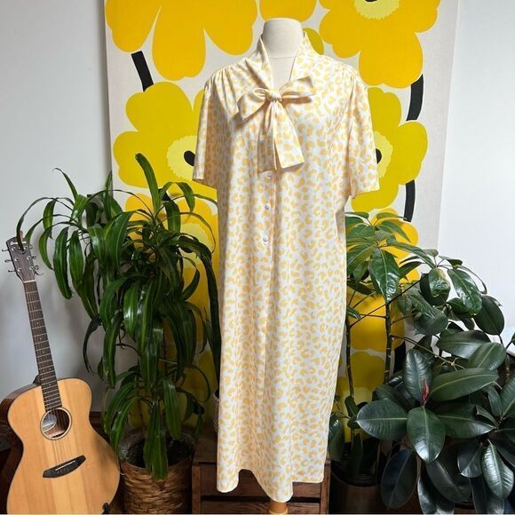 Vintage 1980s Yellow Leopard Print Popover Pussybow  1/4 Button Up Dress - Picture 4 of 8